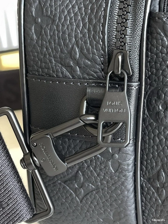 VUITTON S LOUIS LOCK MESSENGER 0227
